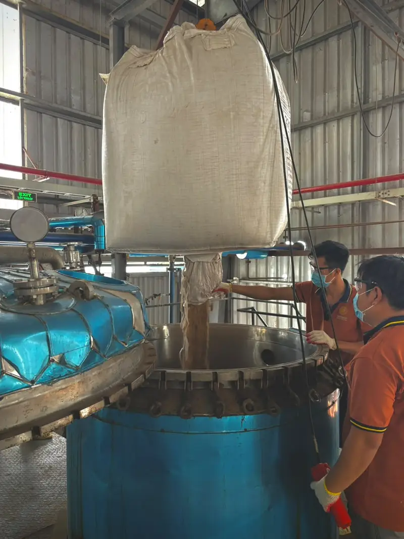 Loading sandalwood into a still